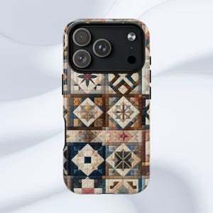 Puede incluir: Una funda de teléfono con un diseño de colcha de retazos. La funda presenta un patrón repetido de formas geométricas en tonos marrones, azules, beige y rojos. La funda tiene un módulo de cámara negro con tres lentes.