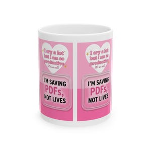 Può includere: Una tazza in ceramica bianca con un design rosa che presenta un cuore bianco con il testo I cry a lot but I am so productive (it's an art) e una grafica rettangolare con il testo nero in grassetto I'M SAVING PDFs, NOT LIVES su sfondo rosa.