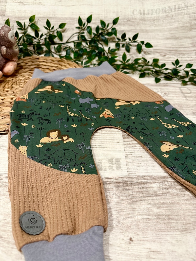 Pantalon de vêtements pour enfants Éléphant en safari HerzlichbySebastian grün+graue Bündchen