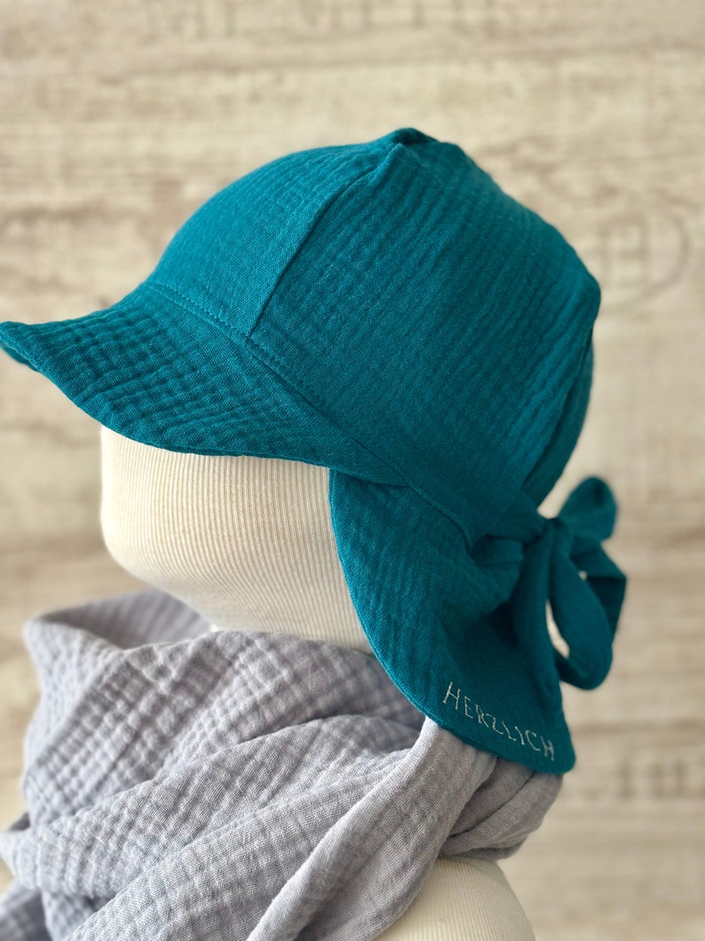 Sombrero de sol para bebés y niños con protección para el cuello, de muselina que proporciona sombra. Heartfelt by Sebastian. Petrol