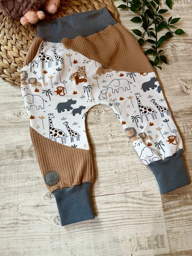 Pantalon de vêtements pour enfants Éléphant en safari HerzlichbySebastian weiß+graue Bündchen