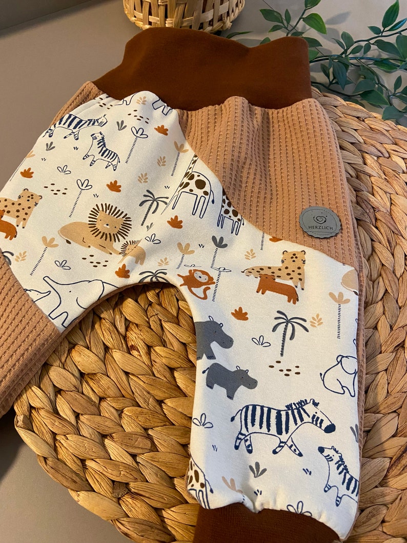 Pantalon de vêtements pour enfants Éléphant en safari HerzlichbySebastian weiß+braune Bündchen