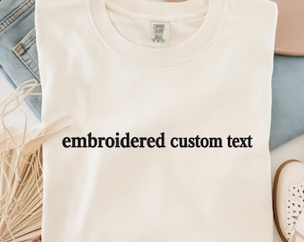 Camiseta Comfort Colors® con texto bordado personalizado, camiseta con nombre personalizado, camiseta minimalista bordada, regalo