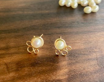 Ohrstecker Ohrringe handgemacht mit weißer Perle, Gold und weiße Ohrring, handgemacht, hypoallergen, Vintage Style, zierliche Braut Ohrring, Geschenk für Sie