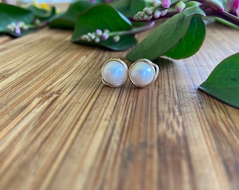 Perle und Gold Ohrstecker handgefertigt, hypoallergene Ohrringe, Brautschmuck, Brautjungfer Schmuck, Hochzeitsschmuck, Jahrestag Geschenk