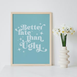 Better late than ugly Poster, druckbarer digitaler Download, lustiges Zitat Wandkunst, blaues Typografie Poster, Text Kunstdruck