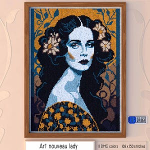 Puede incluir: Un patrón de punto de cruz de una mujer con cabello largo y oscuro, que lleva un vestido floral amarillo y azul. El fondo es un diseño floral amarillo y azul. El patrón es de 108 x 150 puntos y utiliza 11 colores DMC.