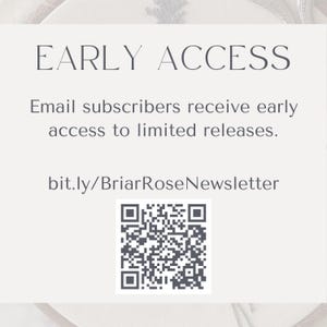 Może przedstawiać: Jasny beżowy grafika z napisem "EARLY ACCESS" w ciemnoszarej czcionce szeryfowej. Poniżej tekst: "Subskrybenci e-mail otrzymują wczesny dostęp do limitowanych wydań". Kod QR i adres URL znajdują się na dole.