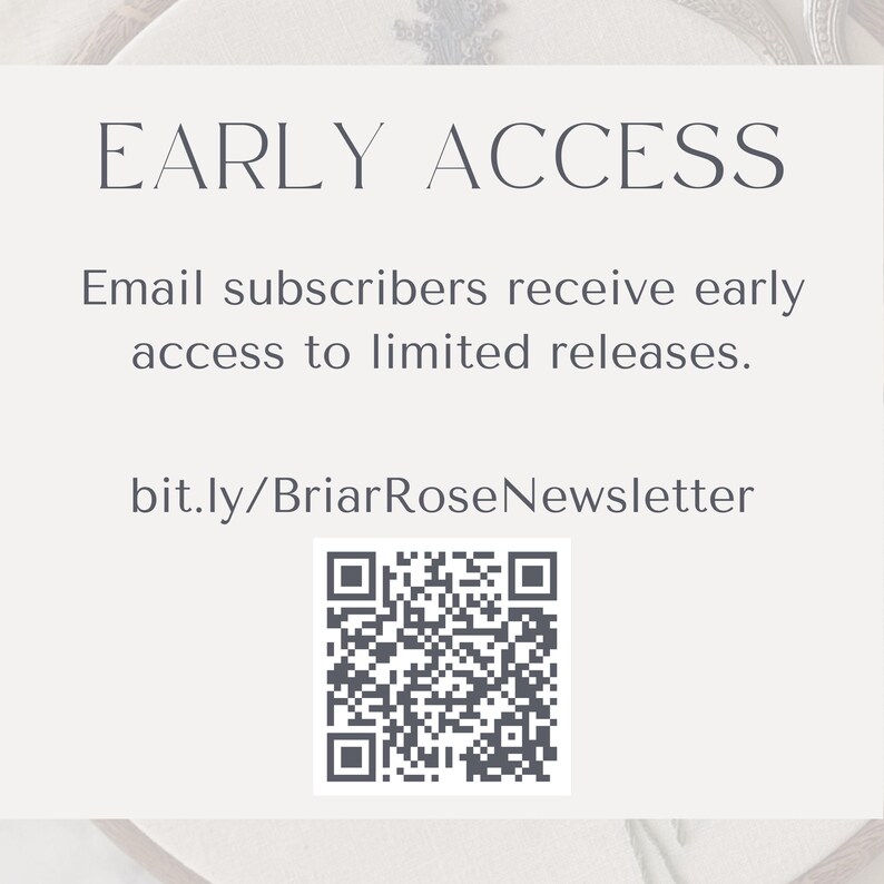 Może przedstawiać: Jasny beżowy grafika z napisem "EARLY ACCESS" w ciemnoszarej czcionce szeryfowej. Poniżej tekst: "Subskrybenci e-mail otrzymują wczesny dostęp do limitowanych wydań". Kod QR i adres URL znajdują się na dole.