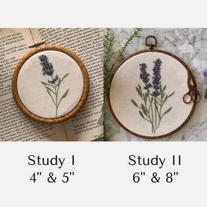 Może przedstawiać: Dwa haftowane studia roślin lawendy w okrągłych drewnianych tamborkach. Studium I ma średnicę 10 i 13 cm, a Studium II ma 15 i 20 cm. Lawenda jest fioletowa z zielonymi łodygami i liśćmi, na kremowej tkaninie.