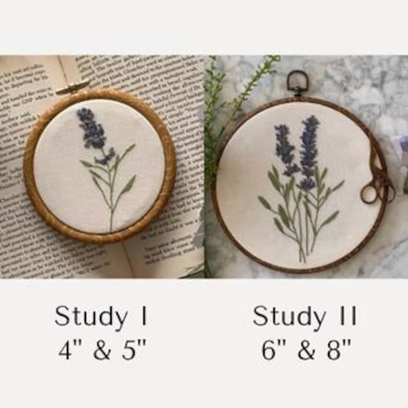 Może przedstawiać: Dwa haftowane studia roślin lawendy w okrągłych drewnianych tamborkach. Studium I ma średnicę 10 i 13 cm, a Studium II ma 15 i 20 cm. Lawenda jest fioletowa z zielonymi łodygami i liśćmi, na kremowej tkaninie.