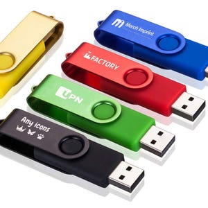 Op de afbeelding: Vijf verschillende gekleurde USB-sticks met een draaibare dop. De sticks zijn zwart, groen, rood, blauw en goud. Elke stick heeft een ander logo op de dop, waaronder "Merch Imprint", "Factory", "UPN", "Any icons" en een kroon, vlinder en pootprint.