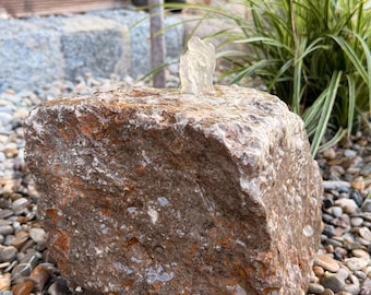 Quellstein für Gartenteich,Findling,Kies,Wasserspiel,Brunnen,Zierbrunnen,Springbrunnen,Garten,Quellbrunnen,Naturstein,Qualler,Muschelkalk,