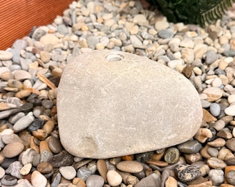 Zeitloser Quellstein - schöner Naturstein Brunnen für Garten und Balkon - Größe 18cm - Einzelstück