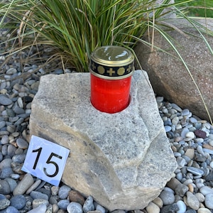 Grablichthalter aus Sandstein,Grabschmuck,Friedhof,Sandsteintrog,Pflanztrog,Trog, Pflanzen, Blumentopf, Allerheiligen,Dekoration,Kerzenhalte