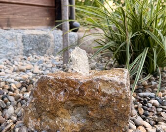 Muschelkalk Quellstein Brunnen - Beruhigendes Wasserspiel - Größe 21cm - Einzelstück