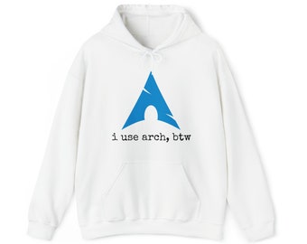 Könnte beinhalten: Weißer Kapuzenpullover mit einem blauen grafischen 'A' und dem Text 'i use arch, btw'. Der Pullover hat eine Vordertasche und eine Kapuze mit Kordelzug. Das Design ist mittig auf der Brust platziert.