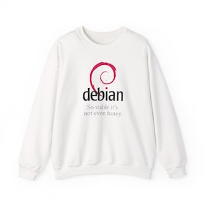 Könnte beinhalten: Ein weißes Sweatshirt mit dem Wort "debian" in schwarzer Schrift und einem roten Wirbellogo. Darunter steht der Text "So stable it's not even funny."