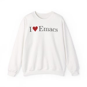 Könnte beinhalten: Weißes Sweatshirt mit Rundhalsausschnitt und dem Text "I ❤️ Emacs" in Schwarz und Rot. Das Sweatshirt ist aus weichem Material und hat lange Ärmel. Das Design zeigt ein rotes Herzsymbol.