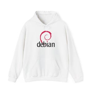 Puede incluir: Sudadera con capucha blanca con bolsillo delantero y cordón. La parte delantera presenta un logotipo en espiral rojo y la palabra "debian" en negro. La sudadera es de estilo casual.