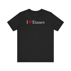 Op de afbeelding: Een zwart t-shirt met korte mouwen voorzien van de witte tekst "I" gevolgd door een rood hartsymbool en de witte tekst "Emacs" gecentreerd op de borst. Het kledingstuk heeft een ronde hals en een standaard pasvorm van effen zwarte stof.