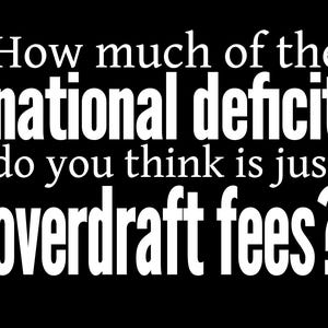 Könnte beinhalten: Schwarzer Hintergrund mit weißem Text: "Wie viel des nationalen Defizits ist Ihrer Meinung nach nur durch Überziehungsgebühren bedingt?"