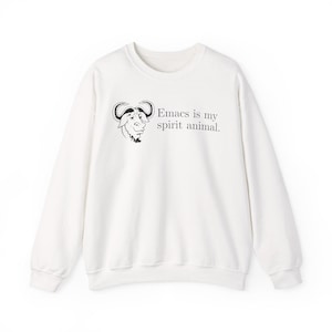 以下が含まれることがあります： 「Emacs is my spirit animal」の文字が入った白いクルーネックのスウェットシャツ。テキストの左側には、ヤクの白黒イラストが描かれています。スウェットシャツは長袖で、リブ編みのネックラインです。