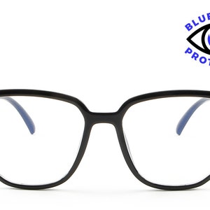 Puede incluir: Gafas cuadradas negras con lentes de protección contra la luz azul. Las gafas tienen detalles dorados en las patillas y un logotipo de protección contra la luz azul en la lente derecha.