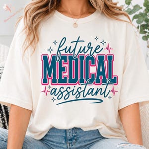 Peut inclure: T-shirt crème avec l'inscription "future MEDICAL assistant" en bleu sarcelle et rose. Le design comprend des étoiles et une ligne de battement de cœur. Un t-shirt décontracté pour les étudiants en médecine.