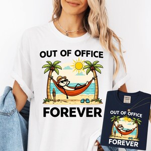 Peut inclure: T-shirt blanc avec un dessin d'un personnage en bâtonnet se relaxant dans un hamac entre des palmiers et un soleil. Le texte "OUT OF OFFICE FOREVER" est au-dessus et en dessous du dessin. Un t-shirt bleu marine avec le même motif est également visible.