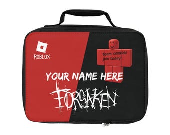 Può includere: Una borsa per il pranzo rettangolare nera e rossa con il logo Roblox, un personaggio a blocchi rosso con il testo team c00lkidd join today!, il testo segnaposto YOUR NAME HERE e la parola FORSAKEN in un carattere bianco stilizzato sul pannello frontale.