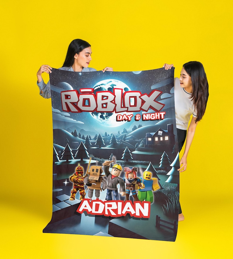 K&ouml;nnte beinhalten: Eine rechteckige Fleecedecke mit einem Roblox Day & Night-Motiv, einem gro&szlig;en Mond, einer Waldlandschaft und f&uuml;nf Spielfiguren. Der Text Roblox Day & Night steht oben und der Name Adrian ist unten in roter Schrift aufgedruckt.
