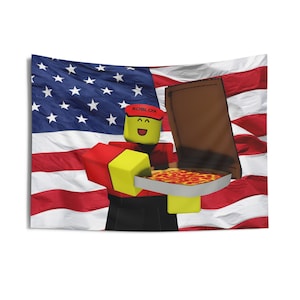 Puede incluir: Un tapiz con un personaje de Roblox sosteniendo una pizza y una caja marrón, sobre un fondo de la bandera estadounidense. El personaje lleva una gorra roja con "ROBLOX" impreso. La pizza tiene salsa roja y queso amarillo.