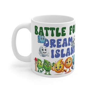Peut inclure: Une tasse à café en céramique blanche avec un motif vert et bleu. La tasse présente le texte "BATTLE FOR DREAM ISLAND" et des personnages de dessins animés.