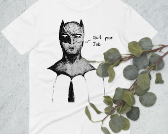 Può includere: Maglietta bianca con un'illustrazione in bianco e nero di Batman e il testo "Quit your Job".