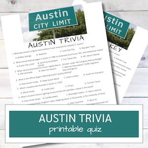 Könnte beinhalten: Zwei bedruckte Blätter mit Austin-Quizfragen und -Antworten. Das obere Blatt hat ein grünes Schild mit der Aufschrift "Austin City Limit". Der untere Teil der Blätter trägt den Text "Austin Trivia printable quiz".
