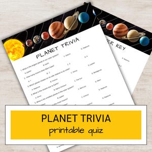 Könnte beinhalten: Ein druckbares Planeten-Quiz mit gelbem Hintergrund und schwarz-weißem Design. Das Quiz enthält Fragen zu den Planeten in unserem Sonnensystem. Das Bild enthält auch einen Schlüssel mit den richtigen Antworten.