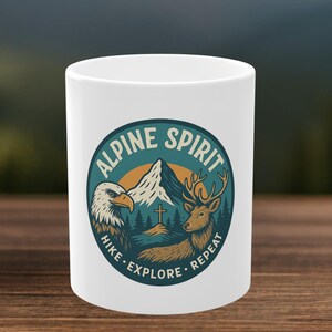 Alpine Spirit Tasse – Alpen Geschenk – Retro Berg Mug mit Hirsch & Adler – Hike Explore Repeat – Outdoor Geschenk für Wanderer