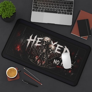 Könnte beinhalten: Schwarzes rechteckiges Mauspad mit einem grafischen Design mit Totenköpfen, Kerzen und den Worten "HEAVEN NO HELL" in Weiß. Das Design ist vor einem dunklen, gotischen Hintergrund. Eine weiße Maus liegt darauf.
