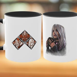 Könnte beinhalten: Weißer Keramikbecher mit schwarzem Innenraum und Griff. Eine Seite zeigt drei rautenförmige Illustrationen mit einer Spinne und Figuren. Die andere Seite zeigt eine Frau mit grauem Haar, die ein dunkles Objekt hält. Eine Kaffeetasse.