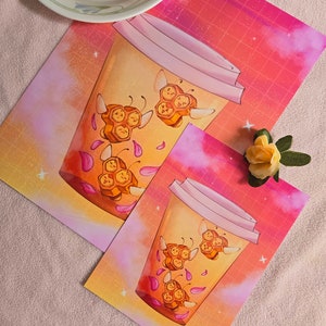 Pode incluir: Duas ilustrações de um copo para levar rosa e branco cheio de abelhas e pétalas de flores cor-de-rosa sobre um fundo rosa e amarelo.