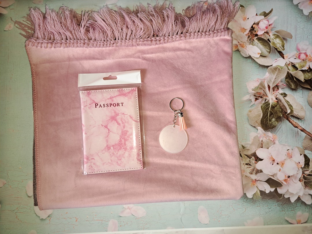 Coffret composé d'un tapis de prière fin rose, d'un protège Passeport