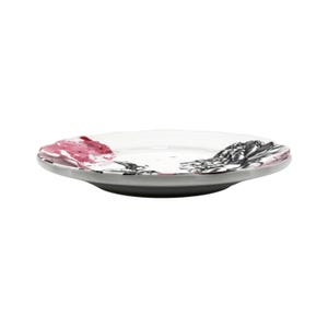 K&ouml;nnte beinhalten: Ein wei&szlig;er Keramikteller mit grauem Rand und unregelm&auml;&szlig;iger Kante. Der Teller hat abstrakte Designs in Rosa- und Schwarzt&ouml;nen. Der Teller wird von der Seite vor wei&szlig;em Hintergrund betrachtet.