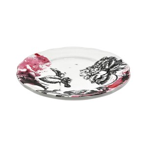 K&ouml;nnte beinhalten: Ein wei&szlig;er Keramikteller mit gewelltem Rand. Der Teller hat ein schwarz-wei&szlig;es Blumendesign mit einem abstrakten roten und rosa Farbmuster am Rand. Der Teller ist rund und liegt auf einem wei&szlig;en Hintergrund.