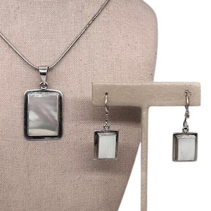 Vintage Sterling Silver & Mother of Pearl Pendant 18” Necklace And Pierced Earrings Set