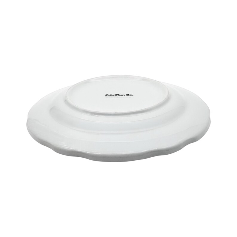 K&ouml;nnte beinhalten: Ein wei&szlig;er Keramikteller mit gewelltem Rand, von unten betrachtet. Der Teller hat eine kreisf&ouml;rmige, leicht erh&ouml;hte Mitte und der Text "PrintRun Co." ist sichtbar. Der Teller befindet sich auf wei&szlig;em Hintergrund.