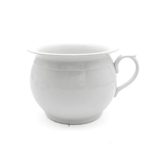 Könnte beinhalten: Weißer Nachttopf aus Keramik mit rundem Korpus, ausgestelltem Rand und gebogenem Griff. Der Topf hat eine glänzende Oberfläche und ein klassisches Design. Ein traditioneller Artikel.