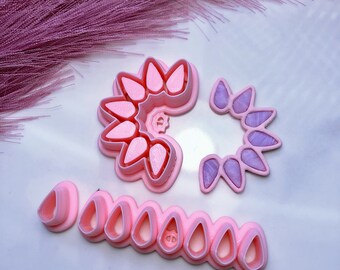 Peut inclure: Emporte-pièces en plastique rose en forme de pétales de fleurs. Les emporte-pièces sont de différentes tailles et formes.
