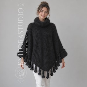 Może przedstawiać: Czarne dzianinowe poncho z grubym golfem, teksturowanym wzorem w prążki oraz dołem ozdobionym wieloma zwisającymi chwostami. Tekst KNITORASTUDIO KNITTING PATTERNS jest widoczny pionowo po lewej stronie obrazu.