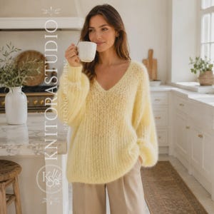 Padrão de tricô para suéter oversized em mohair, modelo pulôver arejado com decote em V em malha (PDF), mangas bufantes.